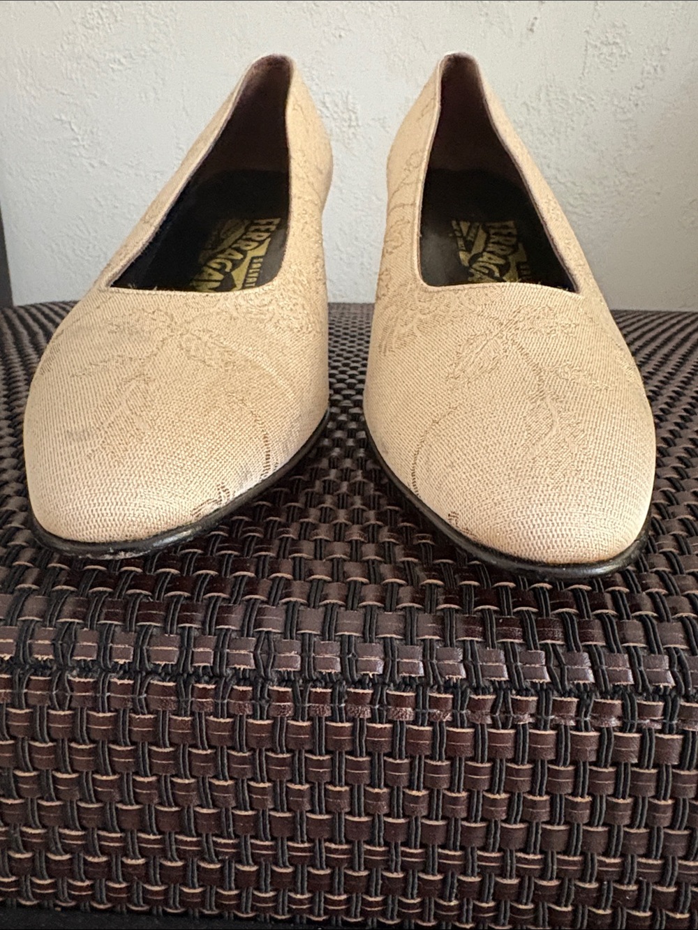 Salvatore Ferragamo Embroidered Cream /Gold Women's Pumps, Sz 7 1/2 B - Picture 5 of 12
